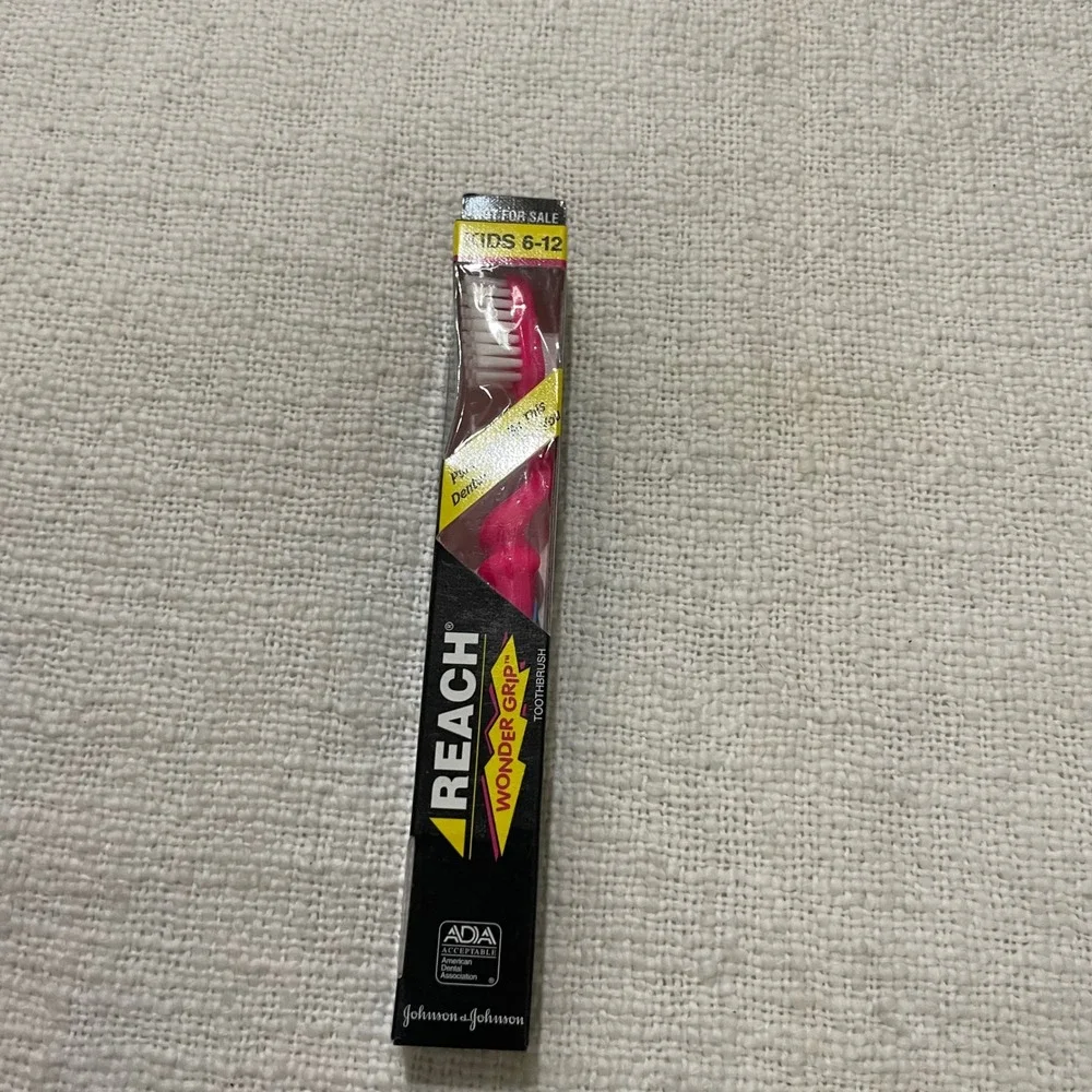 Johnson & Johnson Reach Wonder Grip Kids Toothbrush Ages 6-12 Pink Manual ADA